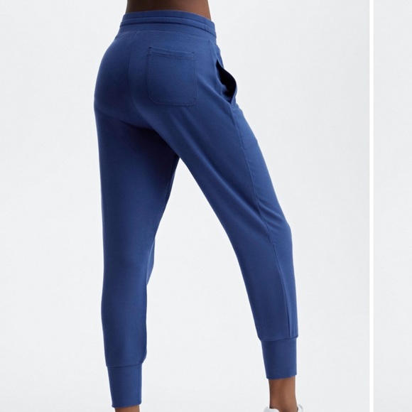 Fabletics Roam Set - Picture 2 of 7